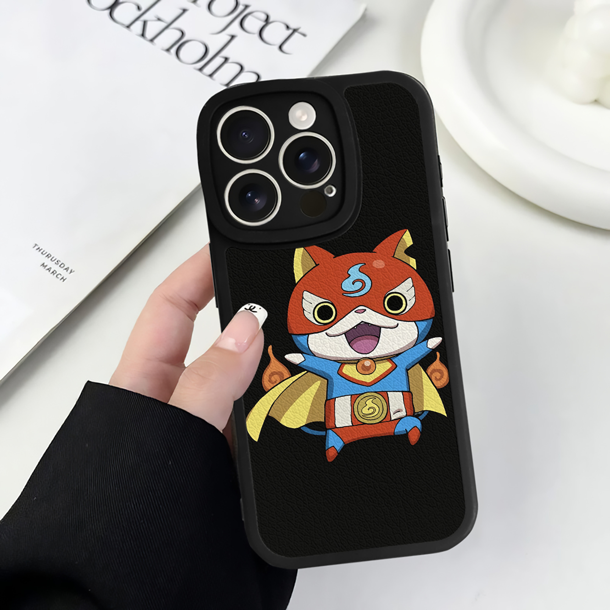 （画像用） 妖怪ウォッチ Yo-kai Watch 【iPhone 16シリーズ対応】シリコンスマホケース（レザー調） 材質：シリコン